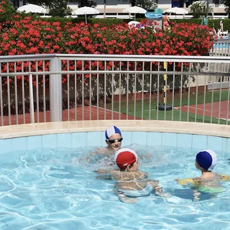 Lägenhet 4 Beds With Common Swimming Pool In Just 350 Mt From The Sea *